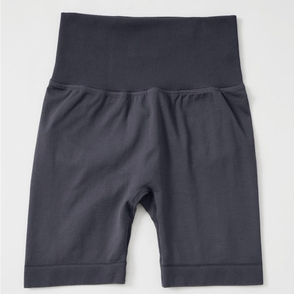 The Niykee Shorts in “Charcoal” - Picture 4 of 6